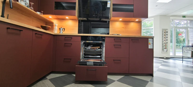 Miele Backofen in der rostroten Küchenzeile