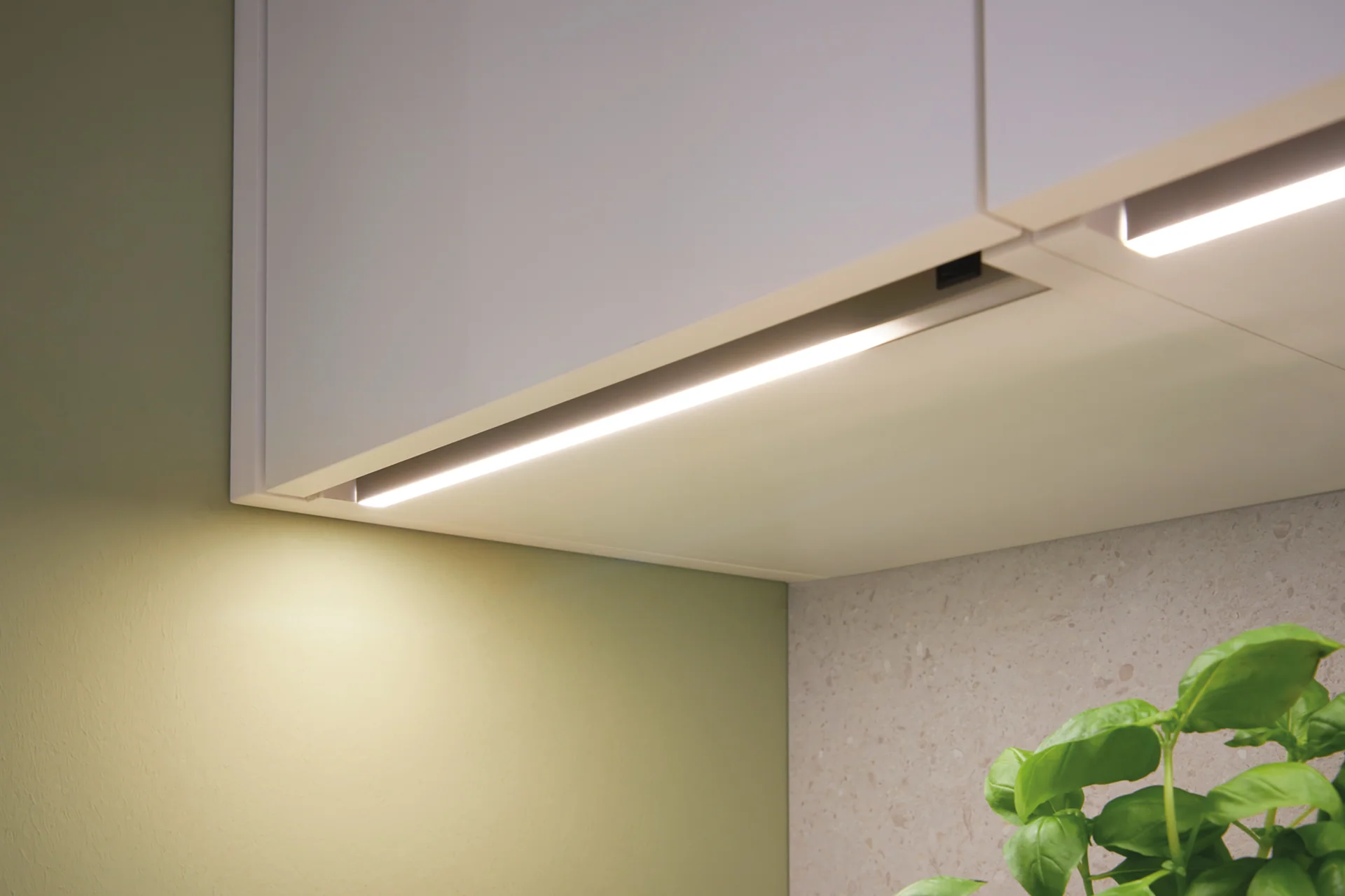 LED-Lichtleiste in moderner Küche