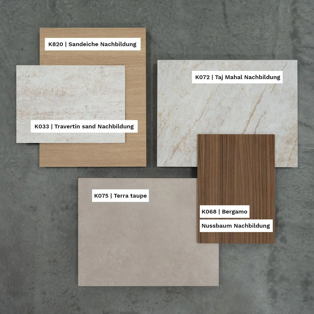 Materialmuster mit Holz-, Stein- und Keramikdekoren für Küchenplanung