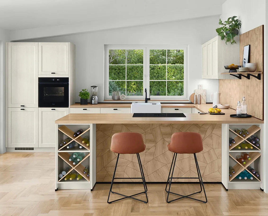 Wohnliche helle Küche mit Holz, Weinfächern und offenem Essbereich