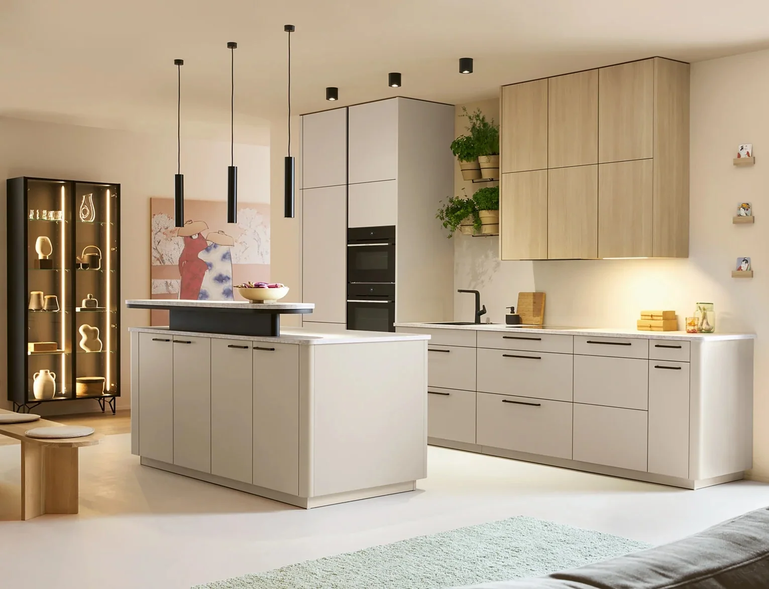 Moderne offene Küche mit Insel, Pendelleuchten und beleuchtetem Vitrinenschrank