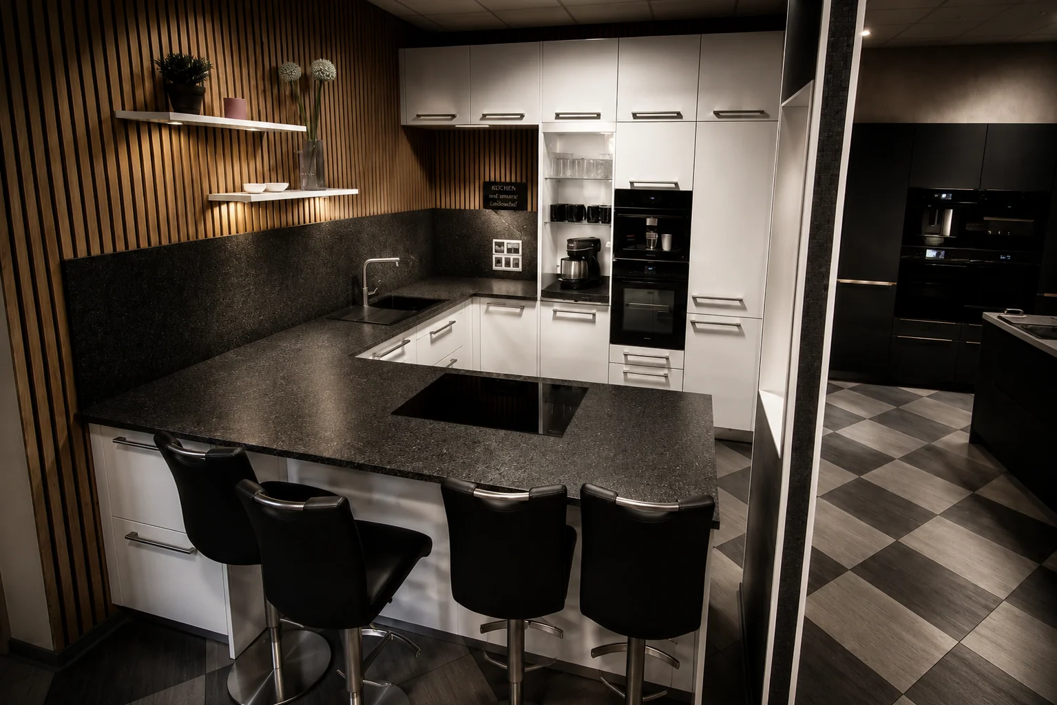 Showroom-Küche mit Naturstein-Arbeitsplatte und abgestimmter Rückwand