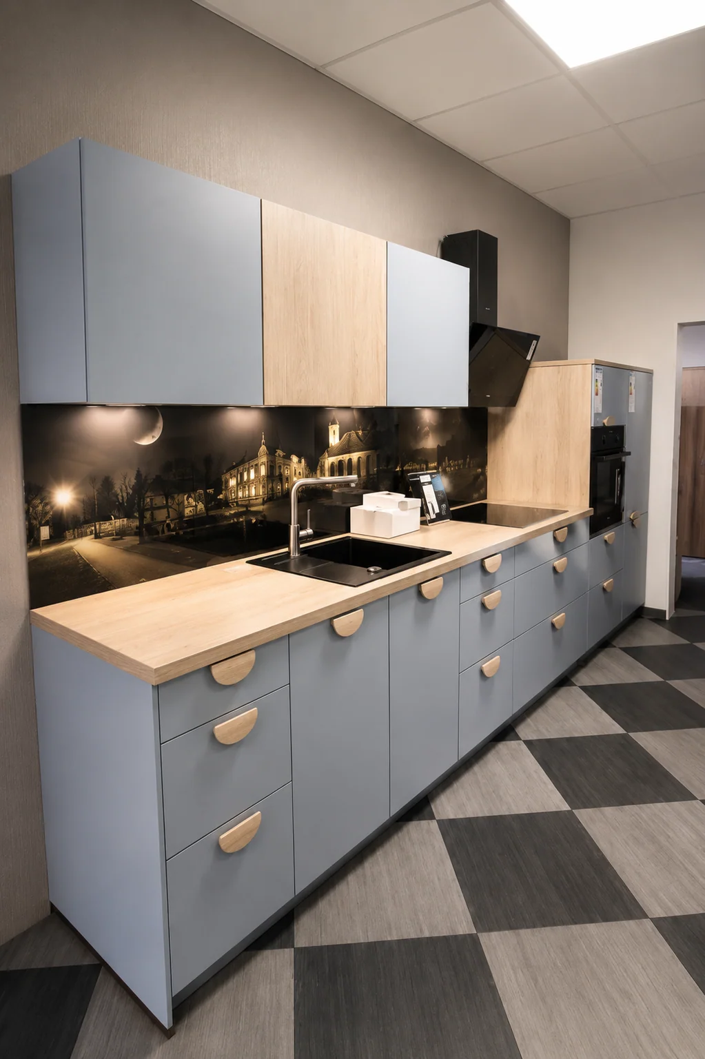 Nobilia Ausstellungsküche in Skyblue mit Eiche Como und individueller Rückwand