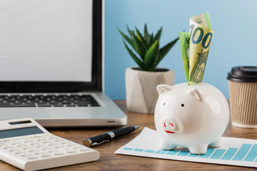 Sparschwein, Taschenrechner und Unterlagen zur Budgetplanung
